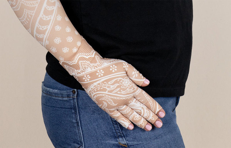 Daisy Tan Gradient Compression Glove